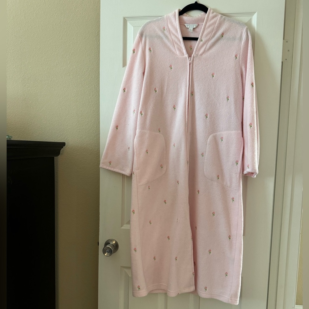 Plush Pink Robe with Embroidered Rosettes - Charter Club Intimates - Size: M